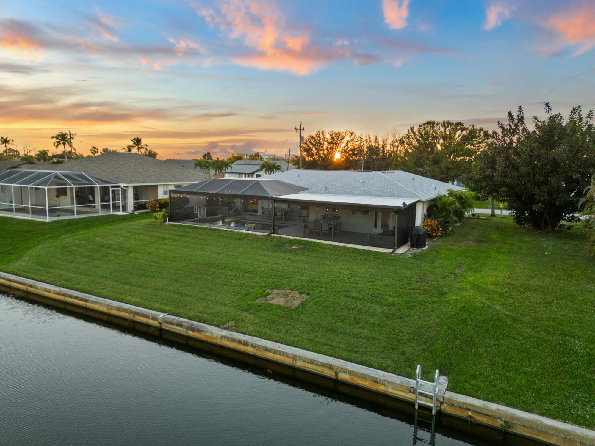 Serenity Waterfront Villa With King Suite, Private Pool, Great Lanai Enclosure And Long Water Views Cape Coral Dış mekan fotoğraf